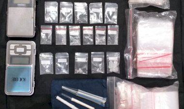 Polrestabes-Surabaya-Kembali-Ungkap-Peredaran-Narkoba,-16-Kantong-Sabu-dan-Tersangka-Pengedar-Diamankan